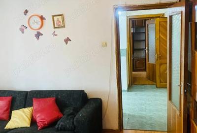 Apartament cu 3 camere semidecomandat în Independenței