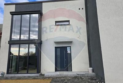 Casă cu 5 camere cu Teren 215 Mp în Cârcea - 1