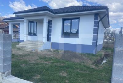 Casa de vanzare cu 3 camere, 105 mp, zona linistita, Bistr - 1