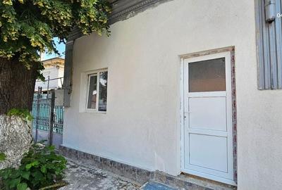Vând apartament cu o camera, la  casa + baie proprie - zona centrala