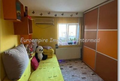 De vanzare apartament cu 2 camere, zona KM 5 - 4