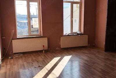 Casă cu Teren 300 Mp în Central - 2
