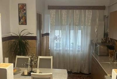 Apartament 3 camere de vanzare