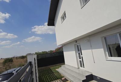 Duplex cu perete dublu- 4 camere - 2 bai - apa curenta - canalizare - pod - 3