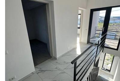 Casă cu 3 camere cu Canalizare în Central - 1