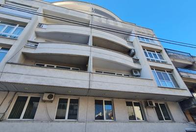 Apartament cu 8 camere decomandat în Aviatorilor