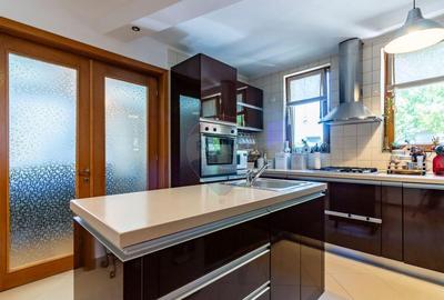 Casă cu 5 camere cu Teren 378 Mp în Corbeanca