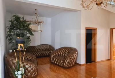 Casă cu 7 camere cu Teren 700 Mp în Central - 1