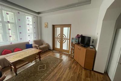 Apartament cu 3 camere semidecomandat în Central