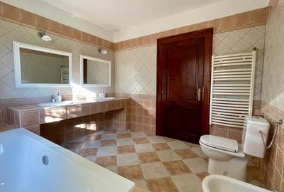 Casă în stil mediteranean, plină de lumină și farmec, cu grădină frumoasă Casă în stil mediteranean, plină de lumină și farmec, cu grădină frumoasă - 14