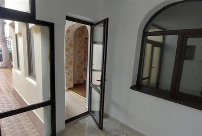 Oportunitate. Casa situata intr-o zona linistita, cu foarte multa verdeata si - 7