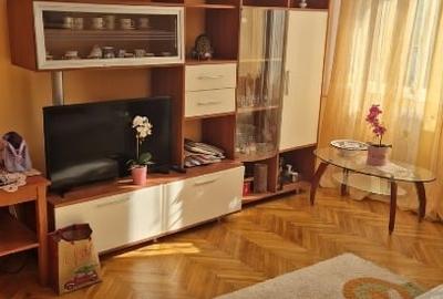 Apartament cu 3 camere semidecomandat, mobilat în Titan