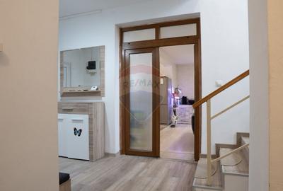 Casă cu 8 camere cu Teren 950 Mp în Roșu - 49