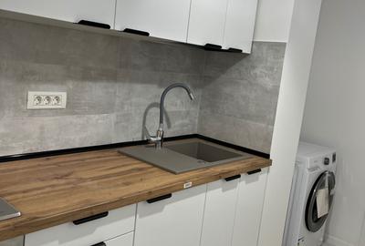 Apartament cu 3 camere semidecomandat în Central - 1