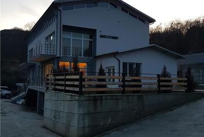 Casă cu 9 camere cu Teren 650 Mp în Florești - 1