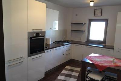 Apartament cu 3 camere semidecomandat, mobilat în Între Lacuri