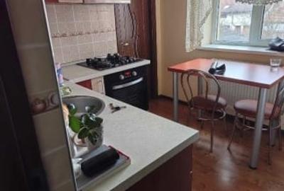 Vând apartament în casă cu 4 apartamente - 1