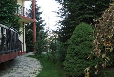 Vând o Vilă "Vip 1" - Ds.+P.+1Et.+M. - 14 cam. mari, o casă și 2 terenuri - 4