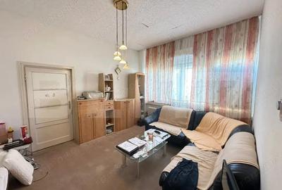 Apartament cu 3 camere semidecomandat, mobilat în Central