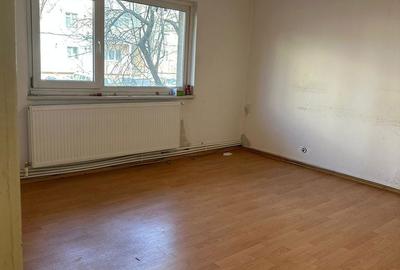 Apartament cu 2 camere semidecomandat în Rovine