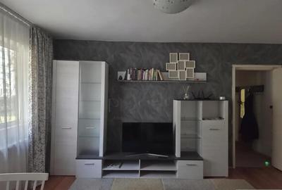 Apartament cu 3 camere semidecomandat, mobilat în Dacia