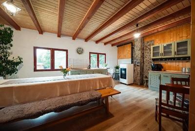 Casă cu 4 camere cu Teren 8000 Mp în Izvoare - 1