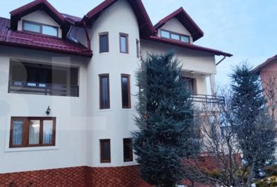 Casă cu 7 camere cu Teren 1178 Mp în Central - 1