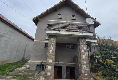 Imobil cu potential, constructie solida cu 2 apartamente,+demisol si garaj, Bras - 26