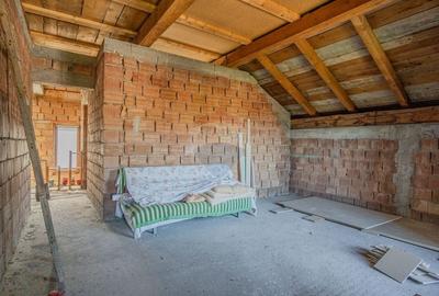 Casă individuală cu 8 camere cu Garaj în Colonia 1 Mai - 40