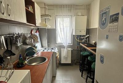 Apartament cu 3 camere semidecomandat în Rovine