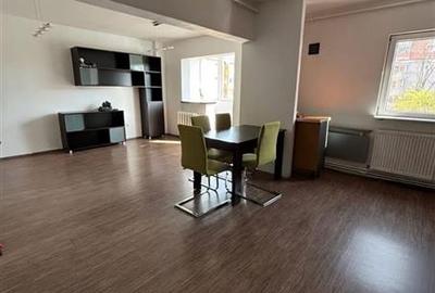Apartament cu 3 camere decomandat în Astra
