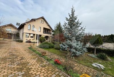 Casa impresionanta , 250 mp , cu gradina generoasa 1000 mp , Scheia - 1