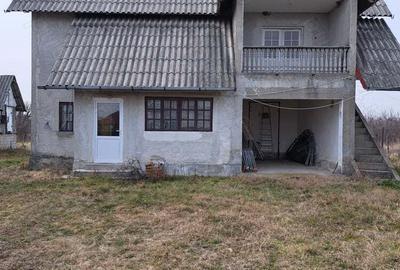 Vand casa in Poiana Lacului la 15 minute de Pite?ti la 15 km ?i la 300 m de centru comunei - 4