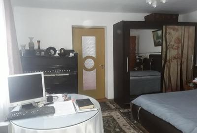 Casa situata  la poalele dealurilor subcarpatice in zona pomicola. - 6