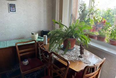 Camera in apartament 3 camere - 1 Mai metrou - 9