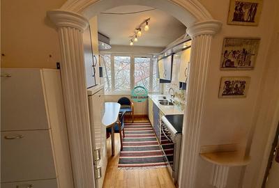 Apartament cu 3 camere semidecomandat, mobilat în Cornișa