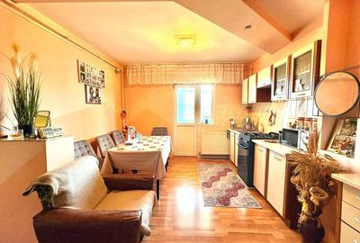 Apartament cu 3 camere decomandat în Exterior Est - 1