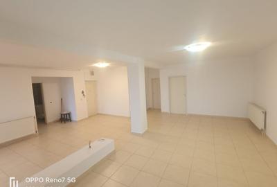 Apartament de vanzare 4 camere - living și 3 dormitoare