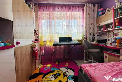 Apartament cu 3 camere semidecomandat în Tractorul - 5