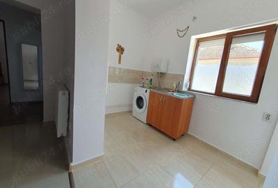 Vand casa la curte comuna in Cantemir Oradea - 1