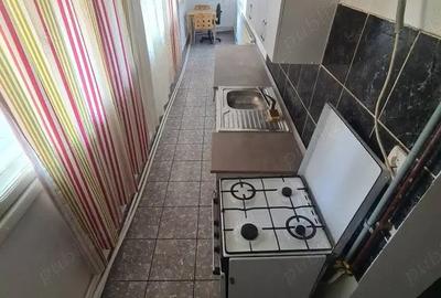 Vand apartament cu 2 camere(transformat in 3) ,parter,zona Girocului,str.Intrarea Orizont - 4