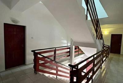 Casă cu 12 camere cu Teren 2000 Mp în Nord - 3