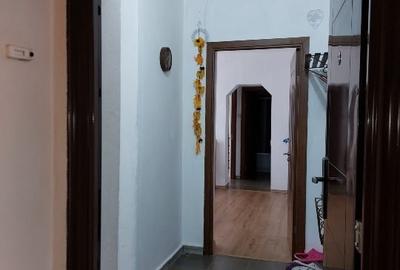 Apartament cu 3 camere semidecomandat, mobilat în Central - 1
