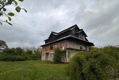 Casă individuală cu 8 camere cu Teren 3600 Mp în Timișești - 1