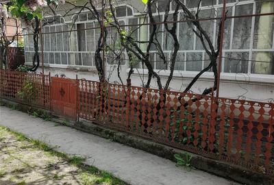 Casă cu 5 camere cu Teren 700 Mp în Peretu