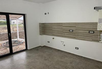 Casă cu 4 camere cu Teren 500 Mp în Tărtășești - 2