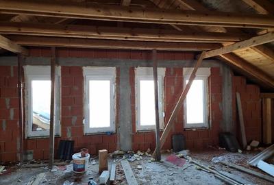 Vand vila Parter , str Apateului -Sinmartin, SC-240 mp , teren 668 mp , garaj , utilitati , trifazic - 7