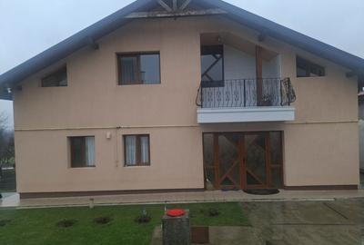 Casă cu 4 camere în Central - 1