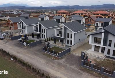 Casă cu 4 camere cu Teren 430 Mp în Cristian - 1
