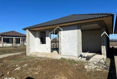 Casă cu 4 camere în Teiu - 1